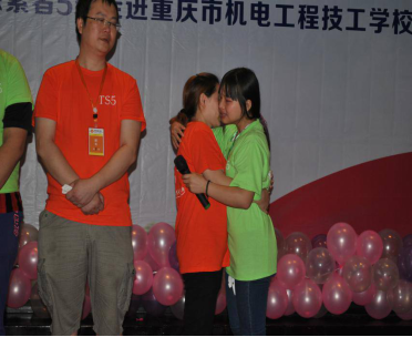 “心连心，真情行，共同托起明天的太阳”